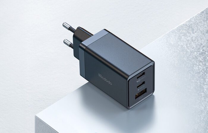 Mcdodo CH-1541 GaN wall charger, 2x USB-C, 1x USB, 67W (black) - Image 2